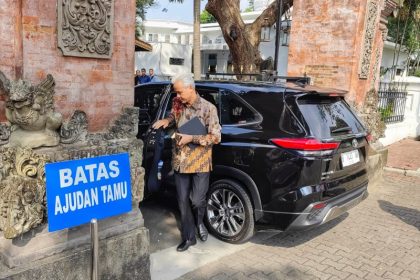 Gubernur Jawa Tengah, Ganjar Pranowo saat tiba di depan pintu masuk kediaman Presiden Joko Widodo (Istimewa)