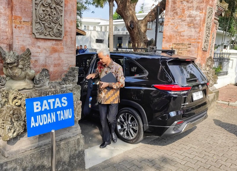 Gubernur Jawa Tengah, Ganjar Pranowo saat tiba di depan pintu masuk kediaman Presiden Joko Widodo (Istimewa)