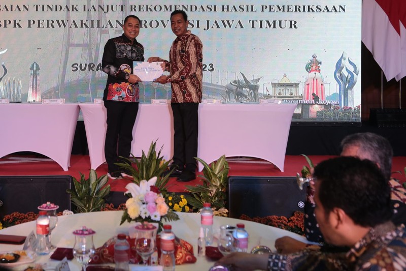 Acara rekomitmen penyelesaian TLHP BPK Jatim di Graha Sawunggaling, Gedung Pemkot Surabaya, Jumat (16/6/2023)