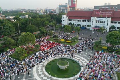 Pelaksanaan Salat Iduladha di Taman Surya Balai Kota Surabaya, Kamis 29 Juni 2023 (Pemkot Surabaya)