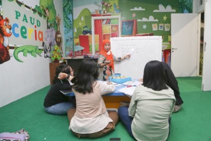Taman Bacaan Masyarakat (TBM) di Balai RW Kota Surabaya (Istimewa)