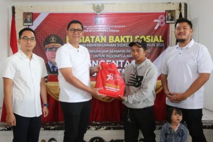 Kepala Kantor Imigrasi Kelas I TPI Semarang Guntur Sahat Hamonangan memberikan bingkisan kepada orang tua anak penderita stunting.