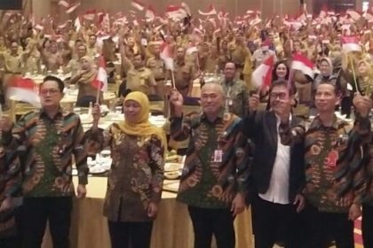 Gubernur Jatim Khofifah bersama ASN wilayah Bakorwil III mengibarkan bendera merah putih.