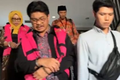 Mantan Kadindik Jatim Saiful Rachman diduga terseret korupsi DAK 2018 memakai baju tahanan.