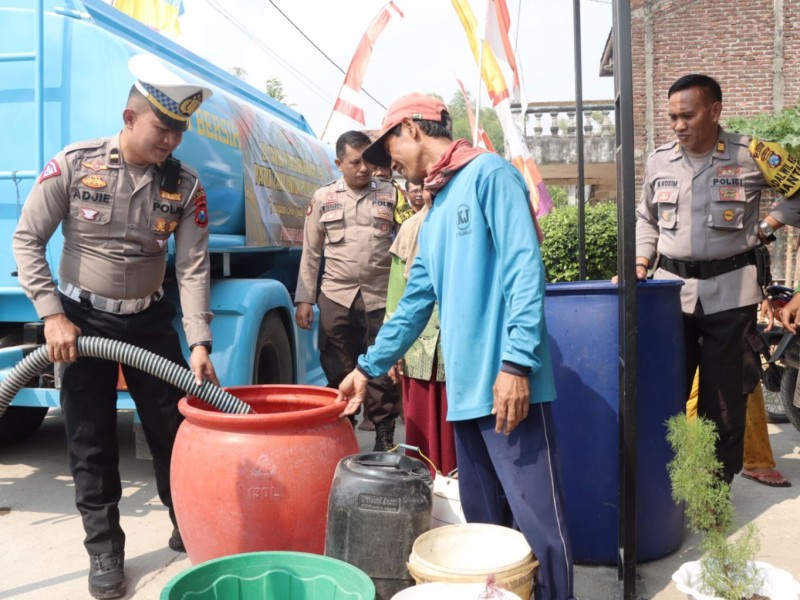 Petugas Satlantas Polres Lamongan membagikan air bersih secara bergantian kepada warga yang membutuhkan.