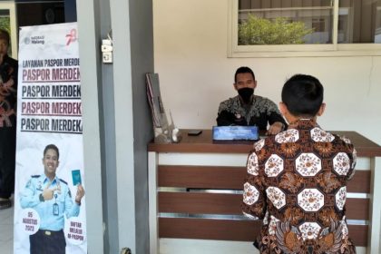 Kegiatan pelayanan Paspor Merdeka yang dilaksanakan oleh jajaran Kantor Imigrasi Malang di aula kanim.