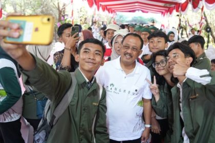 Wakil Wali Kota Surabaya Armuji diajak selfie bareng mahasiswa ketika menghadiri acara di salah satu tempat wisata.