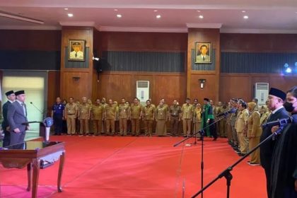 Wali Kota Surabaya Eri Cahyadi memimpin jalannya mutasi di Graha Sawunggaling Pemkot Surabaya.