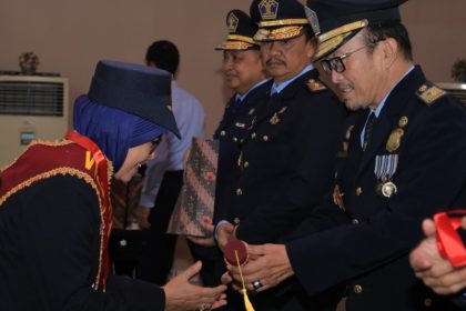 Kadiv Imigrasi Hendro Tri Prasetyo memberikan cinderamata kepada salah satu purna pengayoman.