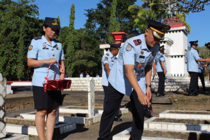 Kepala Kantor Imigrasi Manado, Made Nur Hepi Juniartha menabur bunga di makam pahlawan usai mengikuti upacara HDKD ke-78.