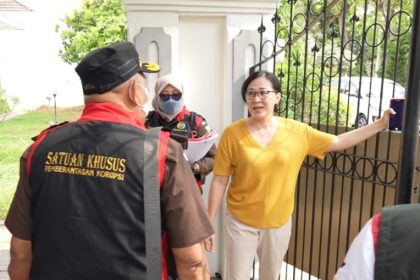 Tim Penyidik Tindak Pidana Khusus (Tipidsus) Kejaksaan Tinggi Jawa Timur mendatangi rumah yang diduga menyimpan sertifikat Waduk Wiyung.