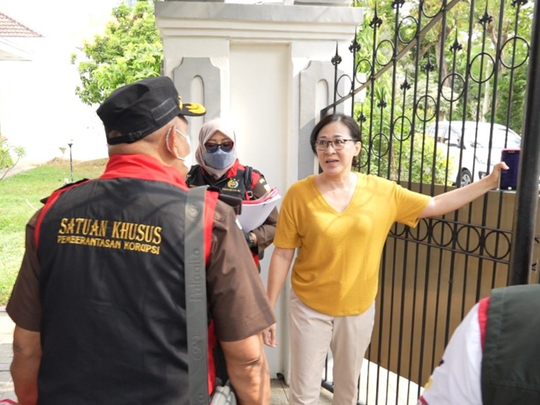 Tim Penyidik Tindak Pidana Khusus (Tipidsus) Kejaksaan Tinggi Jawa Timur mendatangi rumah yang diduga menyimpan sertifikat Waduk Wiyung.