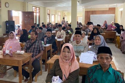 Ratusan jemaah umrah berkumpul di Pondok Pesantren Al Mas’udiyyah Blater untuk membuat paspor oleh petugas Imigrasi Semarang.