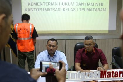 Kepala Kantor Imigrasi Mataram, Pungki Handoyo didampingi Kasi Inteldakim Putu Agus Eka Putra memberikan keterangan pers terkait deportasi.