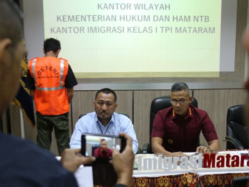 Kepala Kantor Imigrasi Mataram, Pungki Handoyo didampingi Kasi Inteldakim Putu Agus Eka Putra memberikan keterangan pers terkait deportasi.