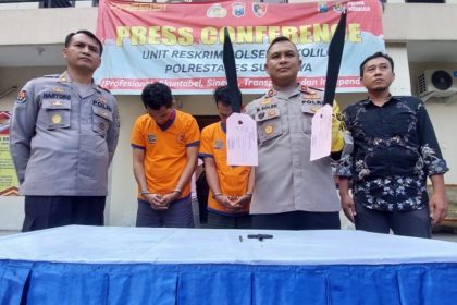 Kapolsek Sukolilo Kompol M Sholeh didampingi Kasihumas Polrestabes Surabaya AKP Haryoko Widhi menunjukkan barang bukti dan tersangka.