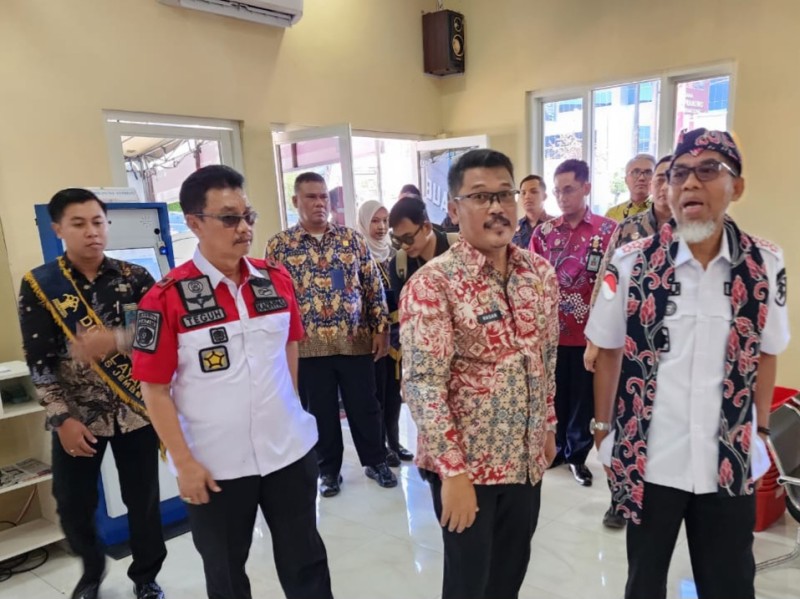 Razilu (kanan) didampingi Kepala Divisi Pemasyarakatan Teguh Wibowo dan Kepala Bagian Umum Adi Prayogo meninjau Bapas dan Lapas di Jember.