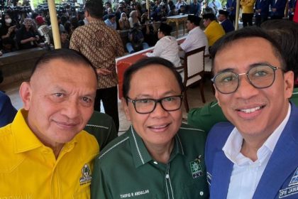 Lodewijk Freidrich Paulus, Taufiq R Abdullah bersama Ahmad Rizki Sadig (kanan) dalam sebuah pertemuan partai.