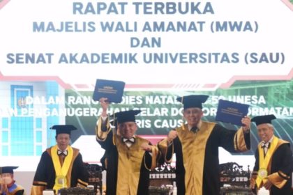 Komjenpol Andap Budhi Revianto menerima Penganugerahan Gelar Doktor Kehormatan (Honoris Causa) dari Universitas Negeri Surabaya.