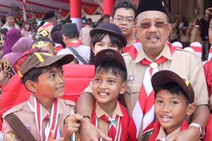 Wakil Wali Kota Surabaya Armuji foto bersama anak-anak usai upacara di Bali Kota Surabaya.