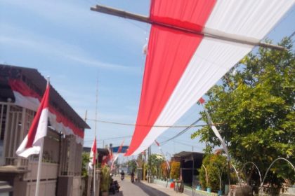 Bentangan bendera merah putih sepanjang 585 meter membentang di sepanjang Jalan KH Agus Salim Desa Singopadu.