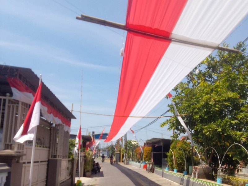 Bentangan bendera merah putih sepanjang 585 meter membentang di sepanjang Jalan KH Agus Salim Desa Singopadu.