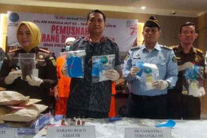 Kepala BNNP Jatim Brigjenpol Mohamad Aris Purnomo dan stakeholder menunjukkan barang bukti narkotika yang dimusnahkan.