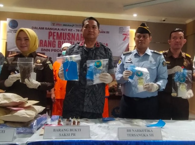 Kepala BNNP Jatim Brigjenpol Mohamad Aris Purnomo dan stakeholder menunjukkan barang bukti narkotika yang dimusnahkan.