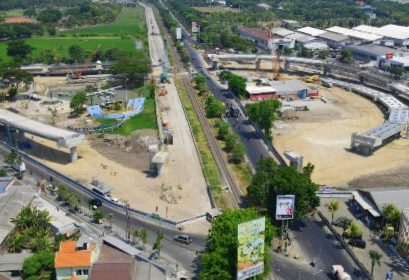 Proses pembangunan pemasangan Girder Flyover Aloha Sidoarjo ini akan menutup jalan selama tiga hari.