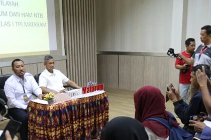 Kasi Inteldakim, Putu Agus Eka Putra (kiri) mendampingi Kakanim Mataram Pungky Handoyo memberikan penjelasan kepada wartawan terkait deportasi EA.