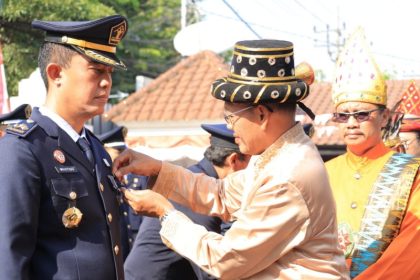 Kakanwil Kemenkumham Jatim Imam Jauhari memberikan penghargaan Satyalancana Karya Satya.