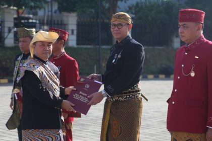 Kepala Kantor Imigrasi Kelas I TPI Semarang Guntur Sahat Hamonangan memberikan penghargaan kepada salah satu jajaran.