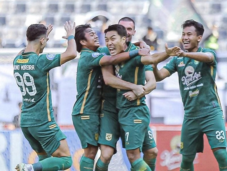 Para pemain Persebaya meluapkan kegembiraan setelah Song Ui Young menjebol gawang PSM Makassar.