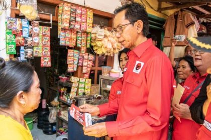 Ketua DPC PDI Perjuangan Kota Surabaya, Adi Sutarwijono menyosialisasikan Capres Ganjar Pranowo dengan blusukan ke kampung-kampung.