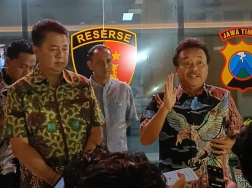 Kakanwil BPN Jatim Jonahar (kanan) memberikan keterangan kepada wartawan didampingi Dirreskrimsus Kombespol Farman di Gedung Ditreskrimsus Polda Jatim.