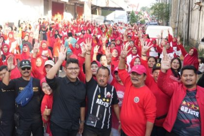 Wakil Wali Kota Surabaya Armuji foto bersama sejumlah kader PDI Perjuangan sebelum kegiatan blusukan dari kampung ke kampung.