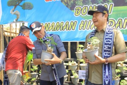 Kakanwil Kemenkumham Jatim Imam Jauhari (kiri) bersama Bupati Lamongan Yuhronur Efendi hadir dalam kegiatan Program Kampung Iklim.