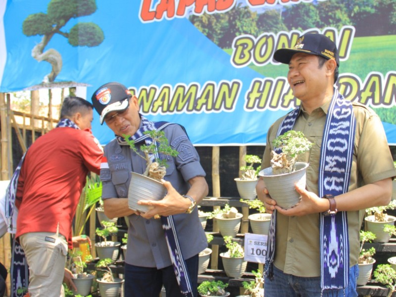 Kakanwil Kemenkumham Jatim Imam Jauhari (kiri) bersama Bupati Lamongan Yuhronur Efendi hadir dalam kegiatan Program Kampung Iklim.