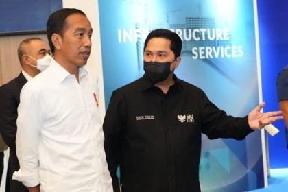 Presiden Jokowi bersama Menteri BUMN Erick Thohir dalam suatu acara.