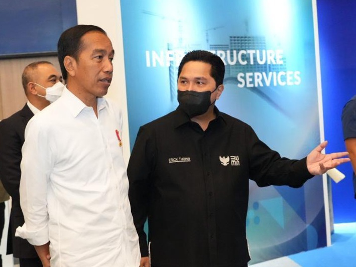 Presiden Jokowi bersama Menteri BUMN Erick Thohir dalam suatu acara.