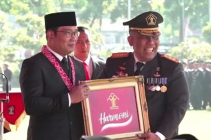 Gubernur Jawa Barat Ridwan Kamil (kiri) menerima cenderamata dari Kakanwil Kemenkumham Jabar R Andika Prasetya di acara puncak Hari Dharma Karya Dhika (HDKD) ke-78.