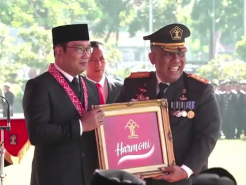 Gubernur Jawa Barat Ridwan Kamil (kiri) menerima cenderamata dari Kakanwil Kemenkumham Jabar R Andika Prasetya di acara puncak Hari Dharma Karya Dhika (HDKD) ke-78.