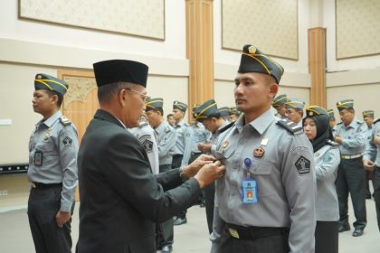 Kakanwil Kemenkumham Jatim Imam Jauhari memasangkan tanda kepangkatan kepada jajaran yang mendapatkan promosi jabatan.