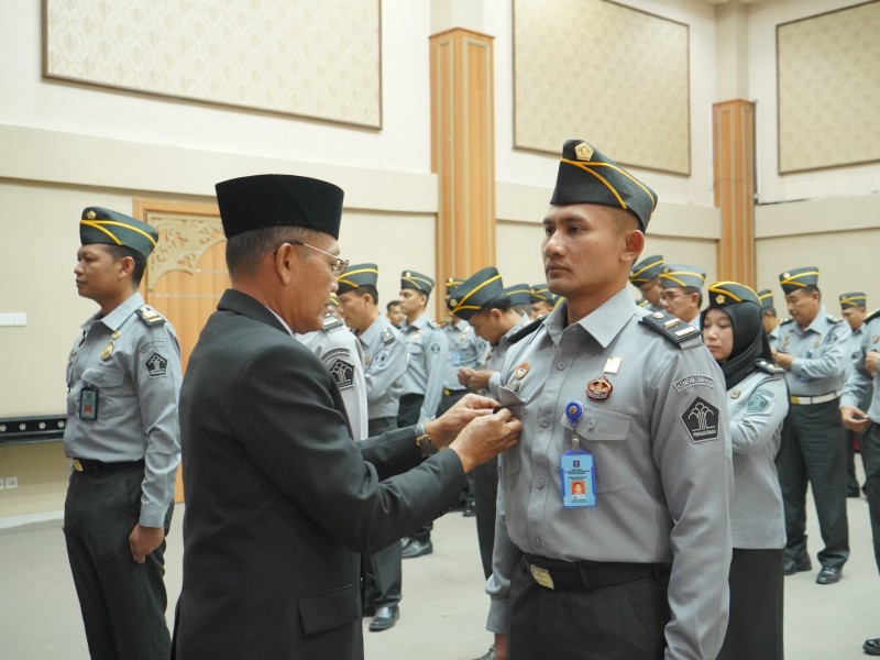 Kakanwil Kemenkumham Jatim Imam Jauhari memasangkan tanda kepangkatan kepada jajaran yang mendapatkan promosi jabatan.