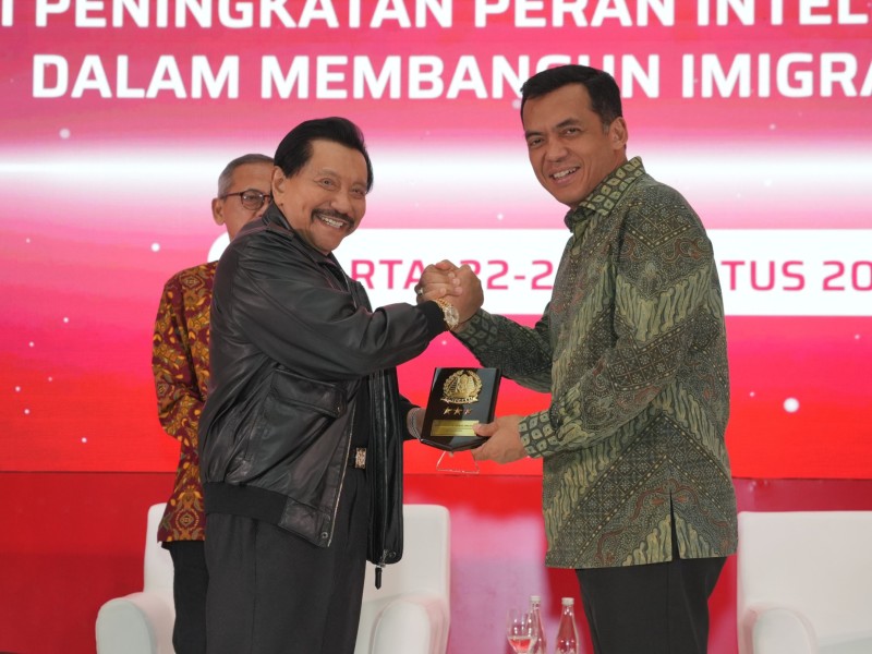 Dirjen Imigrasi Silmy Karim memberikan cenderamata kepada mantan Kepala Badan Intelijen Negara (BIN), A. M. Hendro Priyono usai menjadi pembicara FGD.