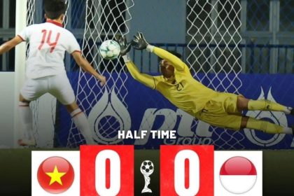 Aksi penjaga gawang Timnas Indonesia, Ernando menggaggalkan tendangan Timnas Vietnam.