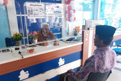 Petugas imigrasi sedang melayani pemohon paspor weekend di kantor Imigrasi Semarang.