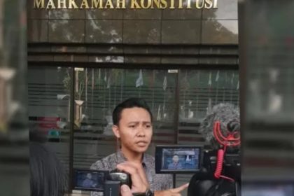 Pengacara Banyuwangi Sunandiantoro SH, MH ketika diwawancarai sejumlah awak media sekeluar dari Gedung MK.