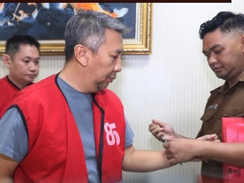 Terpidana kasus SIPOA Klemens Sukarno Candra dan Budi Santoso diamankan di Kejari Surabaya.