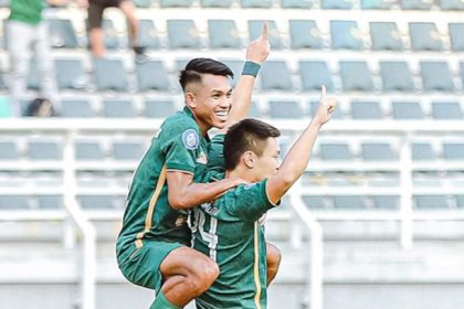 Pemain Persebaya Sho Yamamoto meluapkan kegembiraan setelah unggul 1-0.